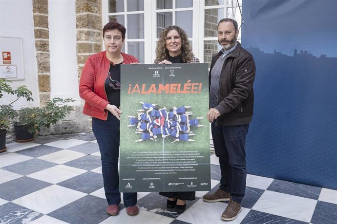 La responsable de Igualdad de la Diputación de Cádiz, Susana Sánchez Toro (c)y los responsables de la productora Andalucía Multimedia, Rocío Rodríguez (i) y Antonio Mejías (d), presentando el documental '¡A la melée!'.