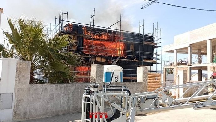Un incendio en una casa de madera en construcción en Sant Pere de Ribes (Barcelona)