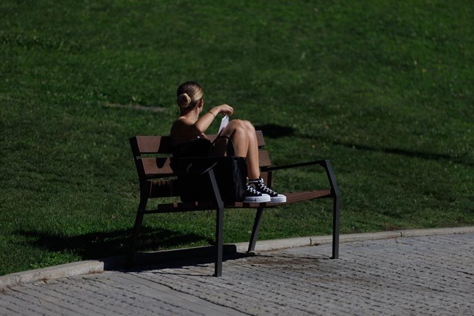 Archivo - Una estudiante repasa antes de que comience un examen de la convocatoria extraordinaria de la Evaluación para el Acceso a la Universidad (EvAU), en el exterior del campus de Móstoles de la Universidad Rey Juan Carlos,  a 4 de julio de 2023, en M