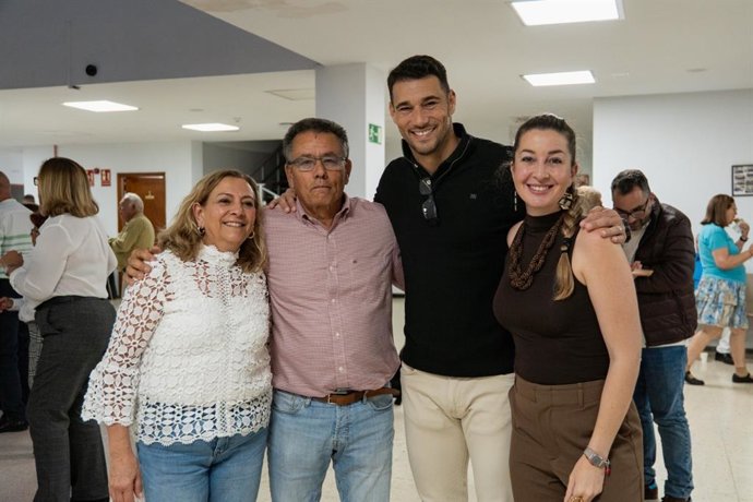 La directora general de Mayores y Participación Activa del Gobierno canario, Verónica Meseguer, junto al concejal de Mayores, Rosmen Quevedo, y los concejales Echedey Eugenio y Abigail González en el Centro de Mayores de Arrecife (Lanzarote)