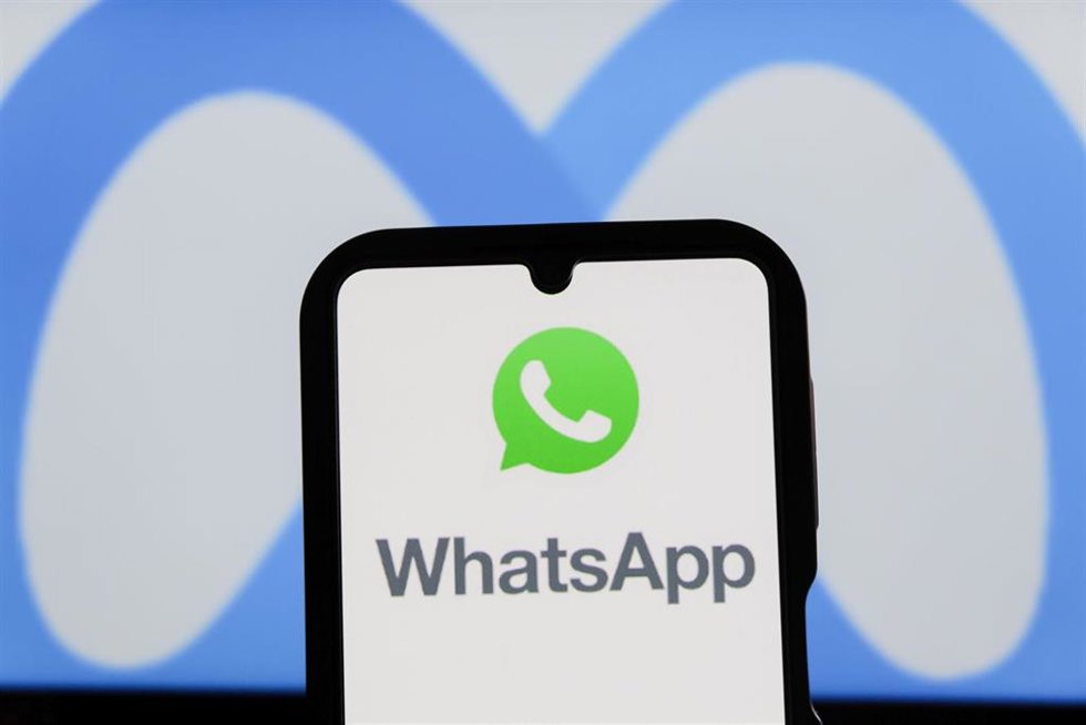 Archivo - October 16, 2025, Bandung, West Java, Indonesia: In this photo illustration, Whatsapp logo is displayed on a smartphone with Meta AI logo in the background.
