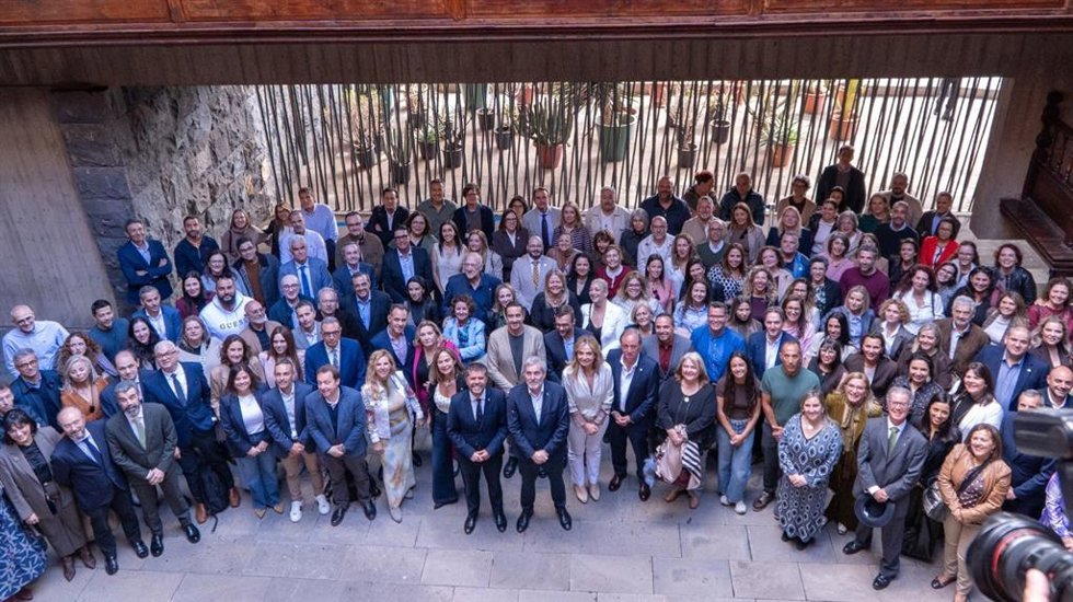 El presidente de Canarias, Fernando Clavijo, junto a altos cargos y trabajadores del Hospital de La Candelaria en la conmemoración del 60 aniversario