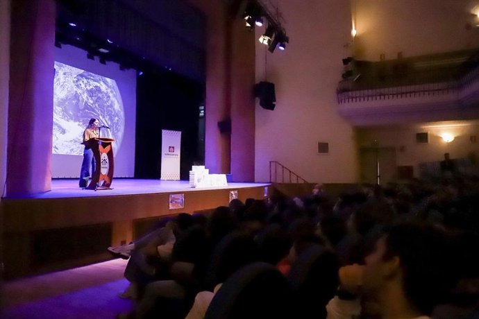 Jornada EduCiencia celebrada en el teatro Gutiérrez de Alba de Alcalá de Guadaíra.