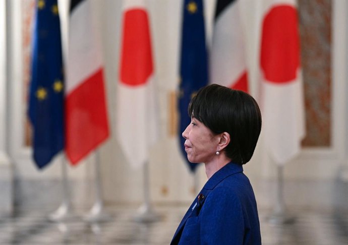 1º de abril de 2026, Tóquio, Japão: A primeira-ministra japonesa, Sanae Takaichi, aguarda para se reunir com o presidente francês, Emmanuel Macron, durante uma cerimônia de boas-vindas no Palácio de Akasaka, em Tóquio.