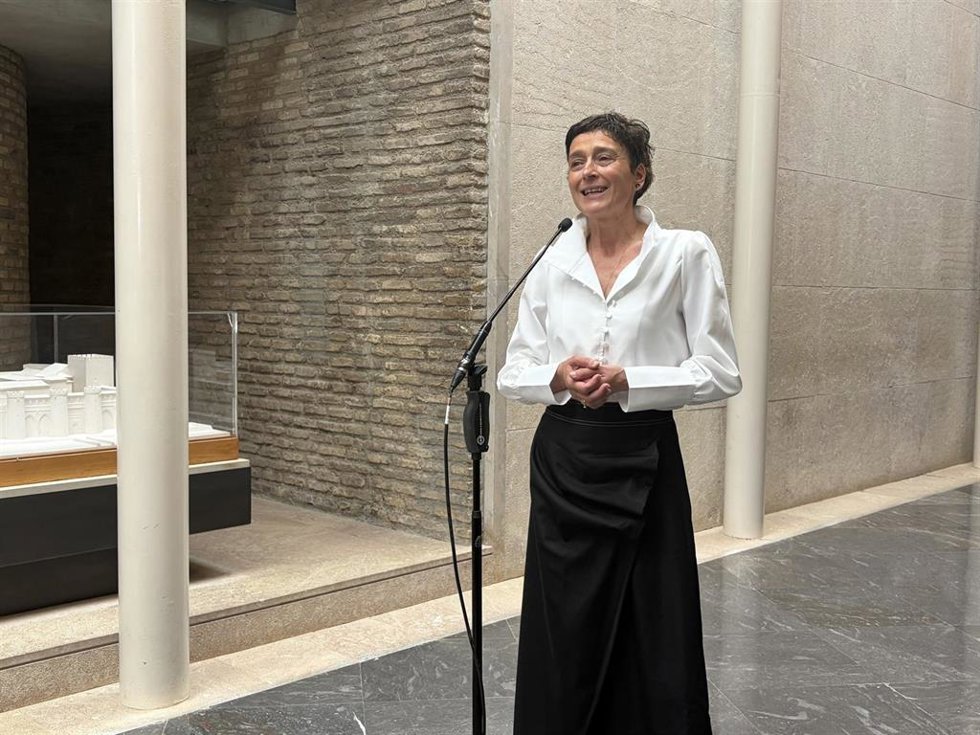 Archivo - La diputada del PP, Ana Marín, en declaraciones a los medios de comunicación en las Cortes de Aragón.