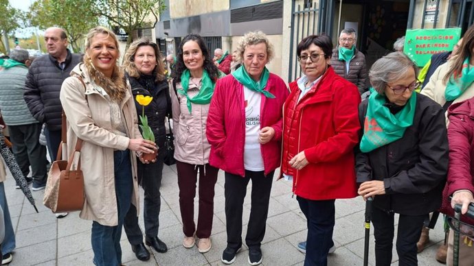 Las concejalas de Salud Pública, Vega Villar (segunda izquierda), y de Medio Ambiente, María José Coca (primera izquierda), durante la plantación de tulipanes.