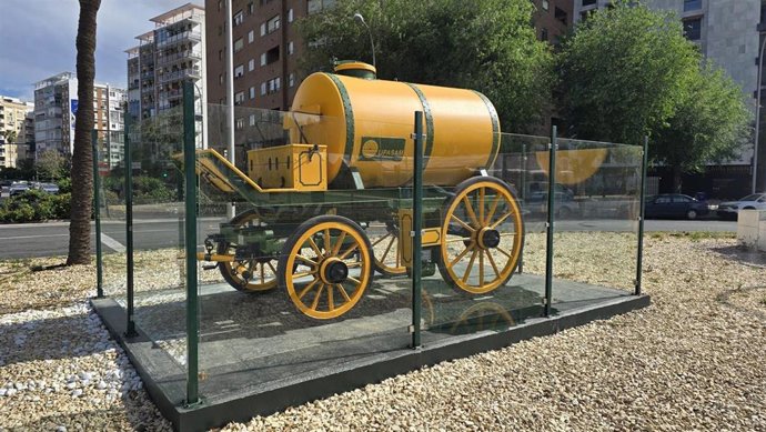 Antiguo carro de riego de la limpieza urbana de Sevilla en la avenida Alfredo Kraus.