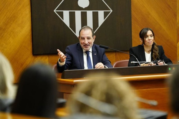 El conseller de Justicia y Calidad Democrática, Ramon Espadaler, y la alcaldesa de Sabadell (Barcelona), Marta Farrés
