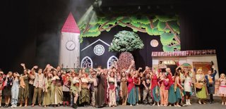 Estreno del musical 'Las flores no arden' del IES Pintor Pedro Gómez.