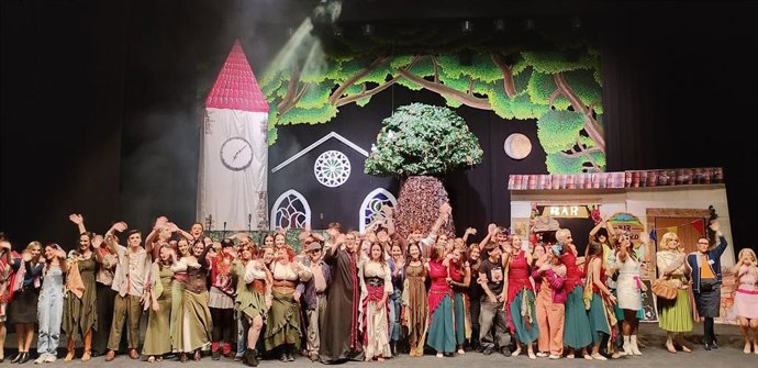 Estreno del musical 'Las flores no arden' del IES Pintor Pedro Gómez.