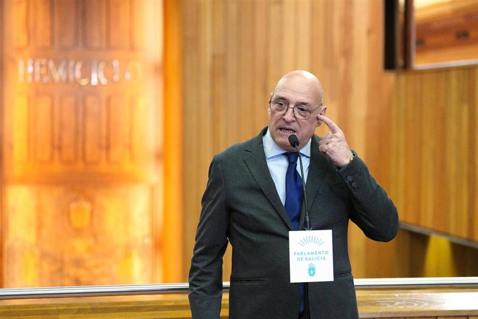 El portavoz de Democracia Ourensana, Armando Ojea, durante el Debate sobre el Estado de la Autonomía, a 8 de abril de 2026, en Santiago de Compostela, A Coruña, Galicia.