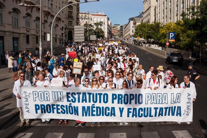 Archivo - Manifestantes portan una pancarta que reza "Por un Estatuto propio para la profesión médica y facultativa" durante la manifestación con motivo de la huelga de médicos contra el nuevo Estatuto Marco.