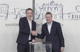 El alcalde de La Rinconada, Javier Fernández, junto al presidente de la Asociación de Bebidas Refrescantes, Iker Ganuza.