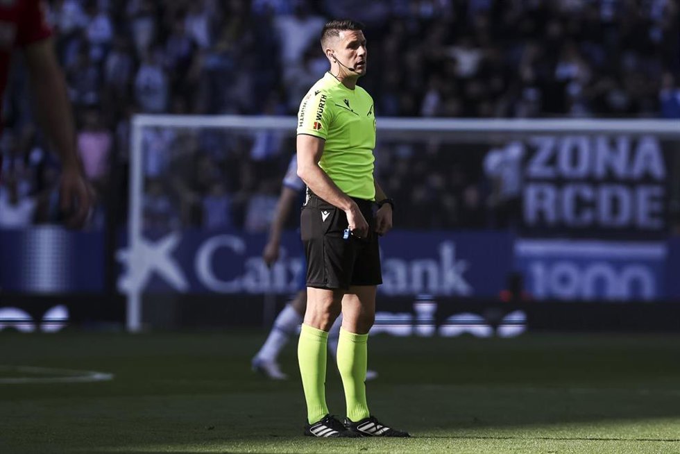 El árbitro Isidro Díaz de Mera Escudero, en un RCD Espanyol-Getafe CF en el RCDE Stadium.