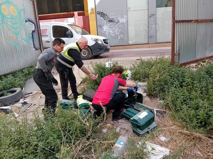 Técnicos del Instituto Municipal de Salud Pública del Ayuntamiento de Zaragoza acceden al solar privado de la calle Armas para hacer un tratamiento de choque contra las ratas