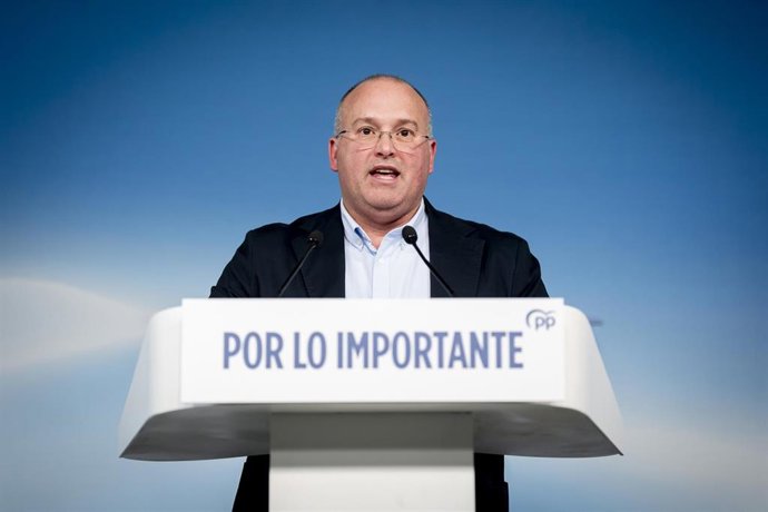 El secretario general del Partido Popular, Miguel Tellado, durante una rueda de prensa tras seguimiento de la noche electoral del PSOE de Castilla y León, en la sede nacional del Partido Popular, a 15 de marzo de 2026, en Madrid (España).