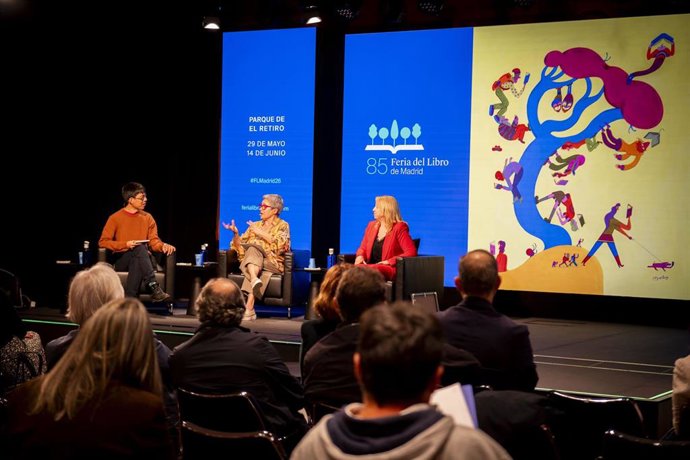 Momento de la presentación del cartel de la FLMadrid26. De izda. A dcha. Miguel Pang, Eva Orúe y Carmen Bayarri.
