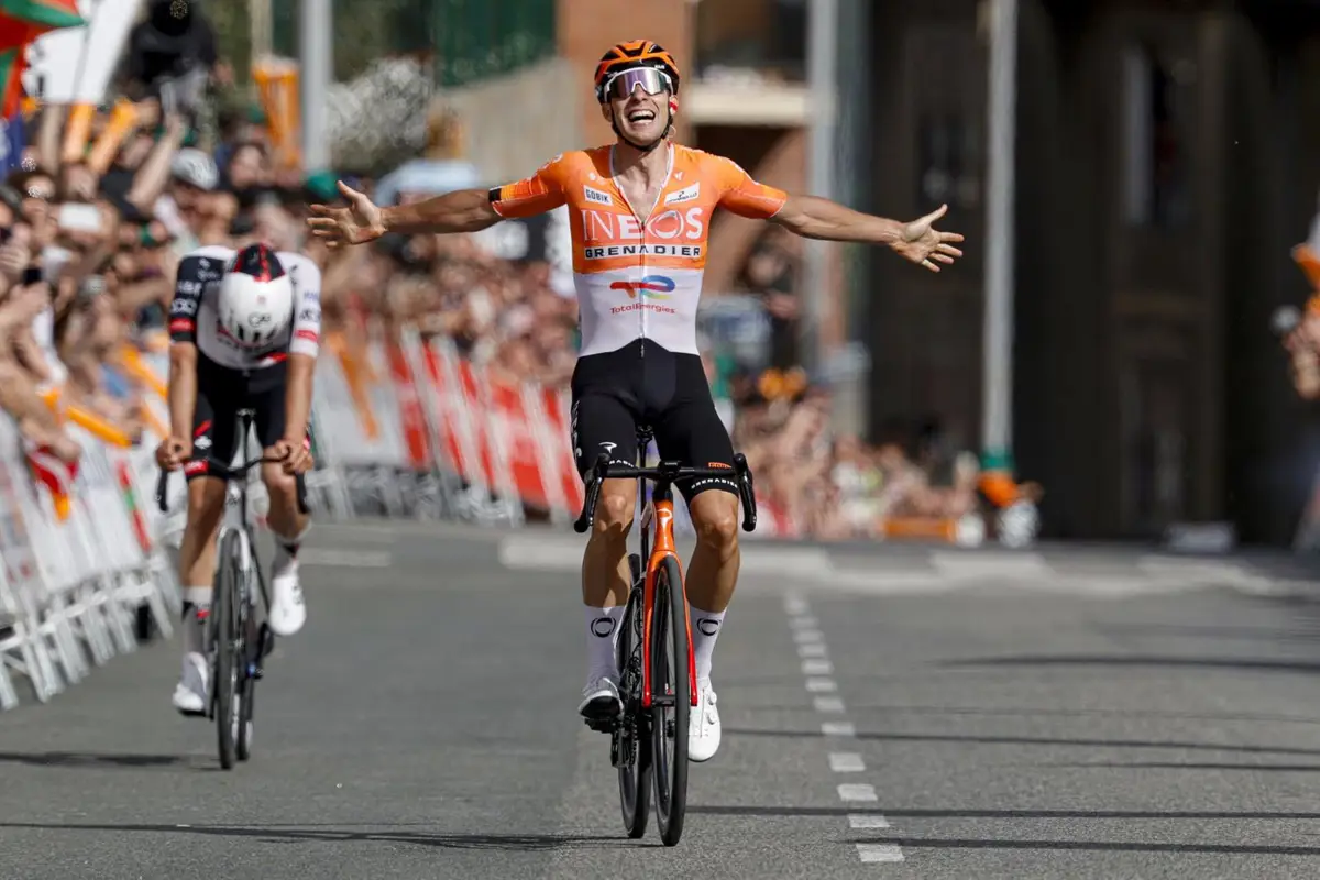 El ciclista francés Axel Laurence (INEOS Grenadiers) cruza la línea de meta en la tercera etapa de la Itzulia-Vuelta al País Vasco 2026.
