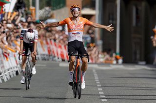 El ciclista francés Axel Laurence (INEOS Grenadiers) cruza la línea de meta en la tercera etapa de la Itzulia-Vuelta al País Vasco 2026.