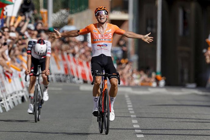 El ciclista francés Axel Laurence (INEOS Grenadiers) cruza la línea de meta en la tercera etapa de la Itzulia-Vuelta al País Vasco 2026.