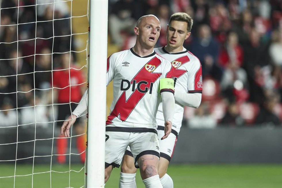 El capitán del Rayo Vallecano Isi Palazón, durante un partido de la Conference League 2025/26 en Vallecas.