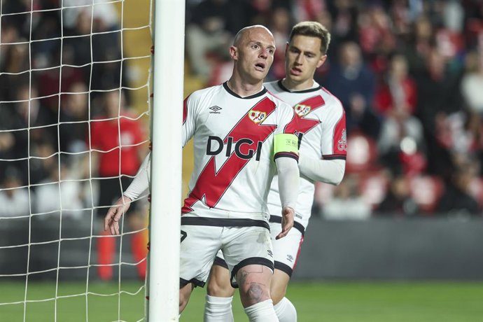 Isi Palazon of Rayo Vallecano in action during the UEFA Conference League 2025/26 round of 16 second leg match between Rayo Vallecano de Madrid and Samsunspor at Vallecas Stadium on March 19, 2026 in Madrid, Spain.