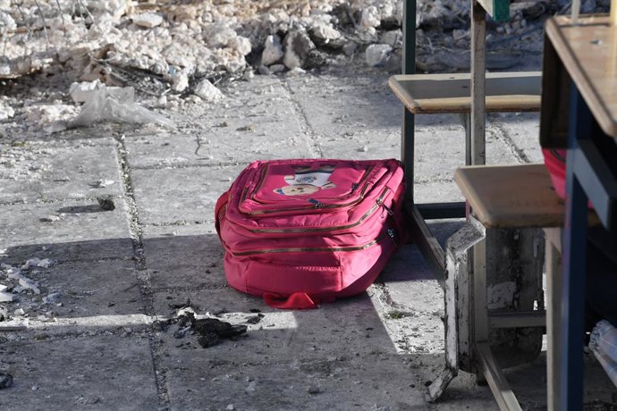 TEERÃ, 7 de abril de 2026  -- Esta foto, tirada em 6 de abril de 2026, mostra uma reconstituição de uma sala de aula durante um evento em memória dos alunos de uma escola primária que morreram em um ataque com mísseis no sul do Irã, em Teerã, Irã. Um ataq