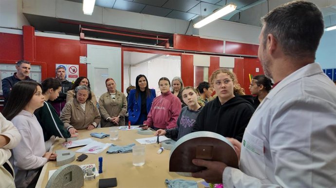 Gálvez (centro), durante su visita a la Escuela de la Madera del SAE en Encinas Reales.