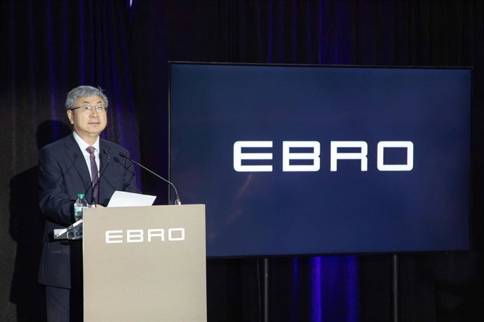 El presidente de Chery Auto, Yin Tongyue, en su visita a la planta de Ebro en la Zona Franca (Barcelona).