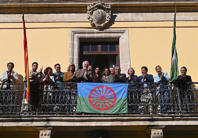 Bandera del pueblo gitano en el balcón del Ayuntamiento de Jerez.