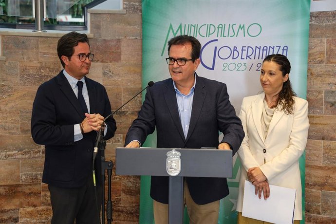 El diputado de Fomento de Almería, Antonio Jesús Rodríguez, durante su intervención en la jornada de la FAMP celebrada en El Ejido sobre gestión ambiental local y agua.