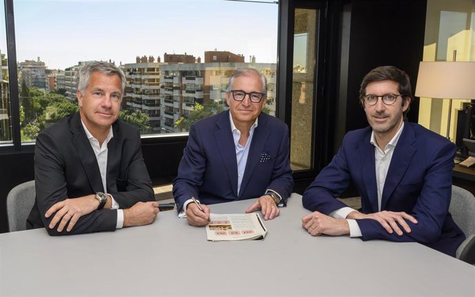 El director del área patrimonial de Renta Corporación, David Vila; el presidente, Luis Hernández de Cabanyes, y el consejero delegado, Jorge Manent