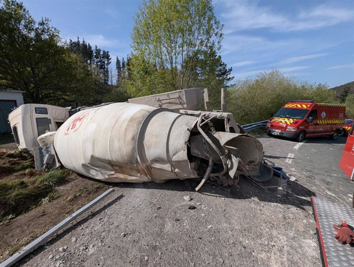 Herido el conductor de una hormigonera tras volcar en el puerto del Escudo
