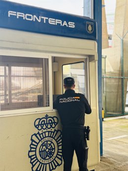 Un agente de la Policía Nacional en el Puerto de Melilla.