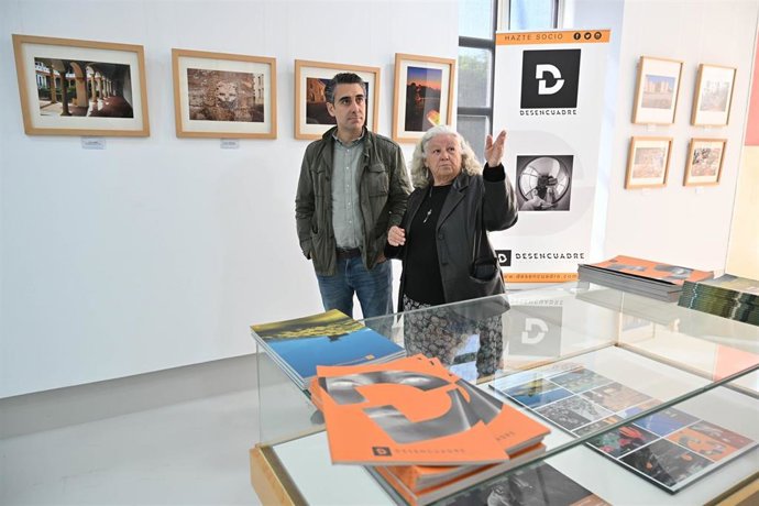 El concejal Joaquín Pérez de la Blanca y la presidenta del Colectivo Fotográfico Desencuadre, Marina Rodríguez, durante la inauguración de la exposición fotográfica 'Almeránea' en el CIP de Almería.