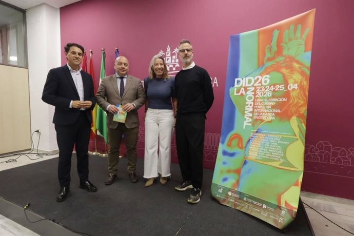 Foto de familia de la presentación del 'DID26 | La Normal' en el Ayuntamiento.