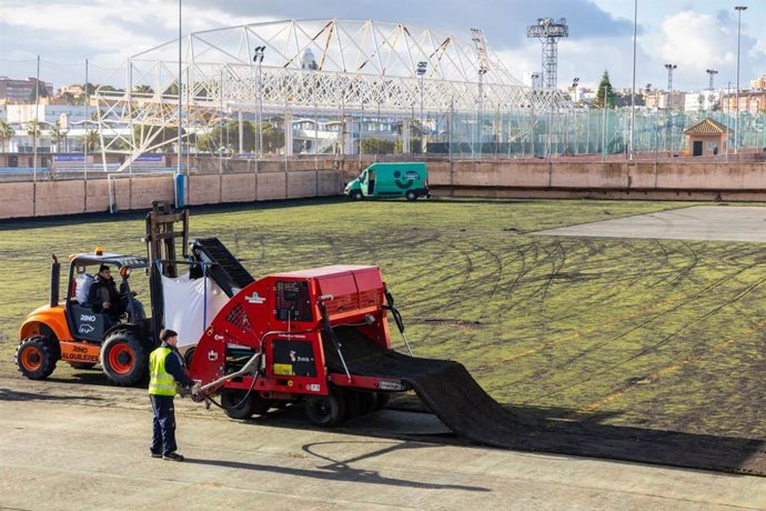 Obras de sustitución del césped artificial del campo de Fútbol número uno de la Ciudad Deportiva Bahía Sur en San Fernando (Cádiz)