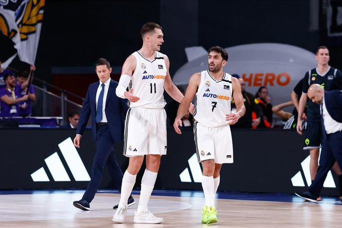 Archivo - Mario Hezonja y Facundo Campazzo durante un partido del Real Madrid