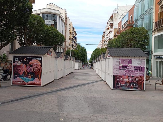 Archivo - Imagen de archivo de las casetas para la Feria del Libro en la calle Roldán y Marín
