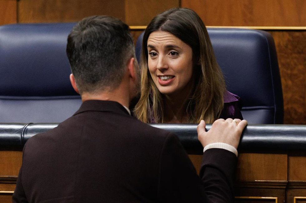Archivo - El portavoz de ERC en el Congreso, Gabriel Rufián, conversa con la ministra de Igualdad, Irene Montero, durante una sesión de control al Gobierno, en el Congreso de los Diputados, a 8 de marzo de 2023, en Madrid (España). El PP y Vox centran hoy