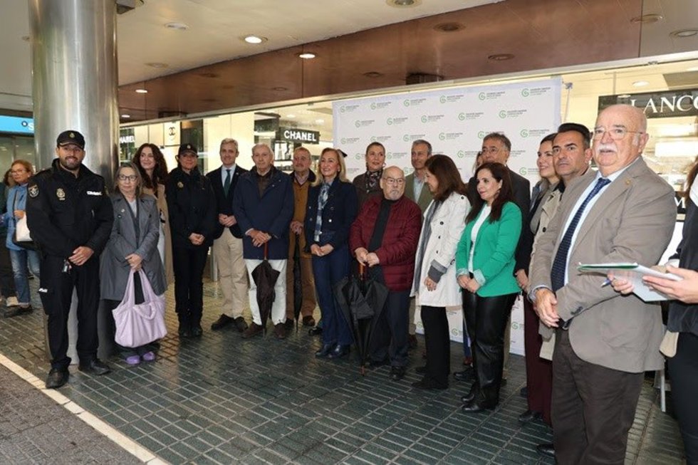 Foto de grupo de las autoridades y responsables de instituciones durante el acto de presentación de la campaña.