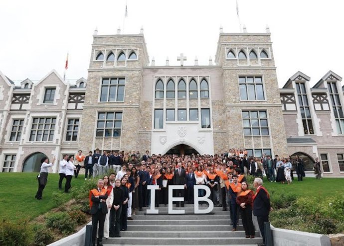 El Rey Felipe VI preside la inauguración del nuevo campus del Instituto de Estudios Bursátiles en Madrid.