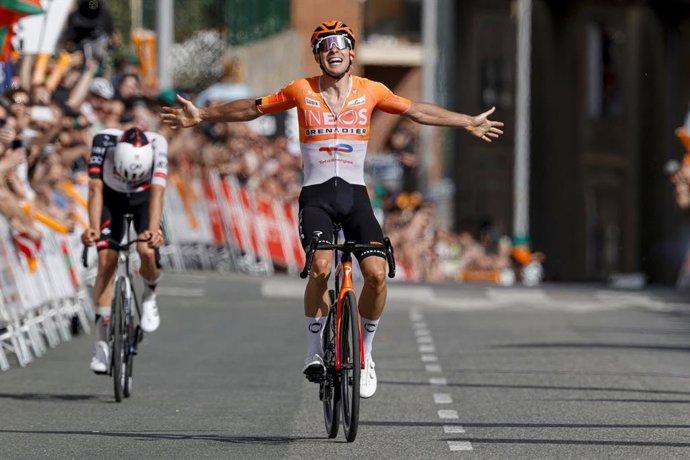 O ciclista francês Axel Laurence (INEOS Grenadiers) cruza a linha de chegada na terceira etapa da Itzulia-Volta ao País Basco 2026.