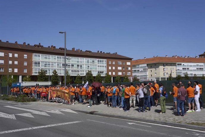 Concentración de trabajadores de Tubos Reunidos frente al Gobierno Vasco durante la reunión con el Departamento de Trabajo 