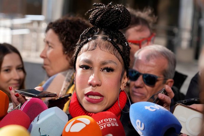 Archivo - Lesly Ochoa atiende a los medios a su llegada a los juzgados de Plaza de Castilla, a 13 de enero de 2025, en Madrid (España). El cantante y productor Nacho Cano, así como otros tres miembros de su equipo, declararán este lunes 13 de enero como i