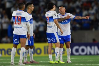 Futbol, Universidad Catolica vs Boca Juniors. Copa Libertadores 2026. Los jugadores de Universidad Catolica, se lamentan tras un gol de Boca Juniors durante el partido del grupo D de la Copa Libertadores disputado en el Claro Arena de Santiago,