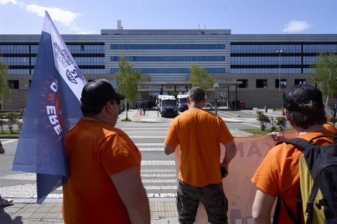 Concentración de trabajadores de Tubos Reunidos durante la celebración de la reunión con el Departamento de Trabajo para abordar los asuntos relativos al ERE 