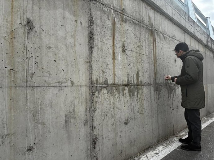 Archivo - El portavoz socialista Pedro Herrero mide una de las grietas en el viaducto del Arco de Ladrillo.