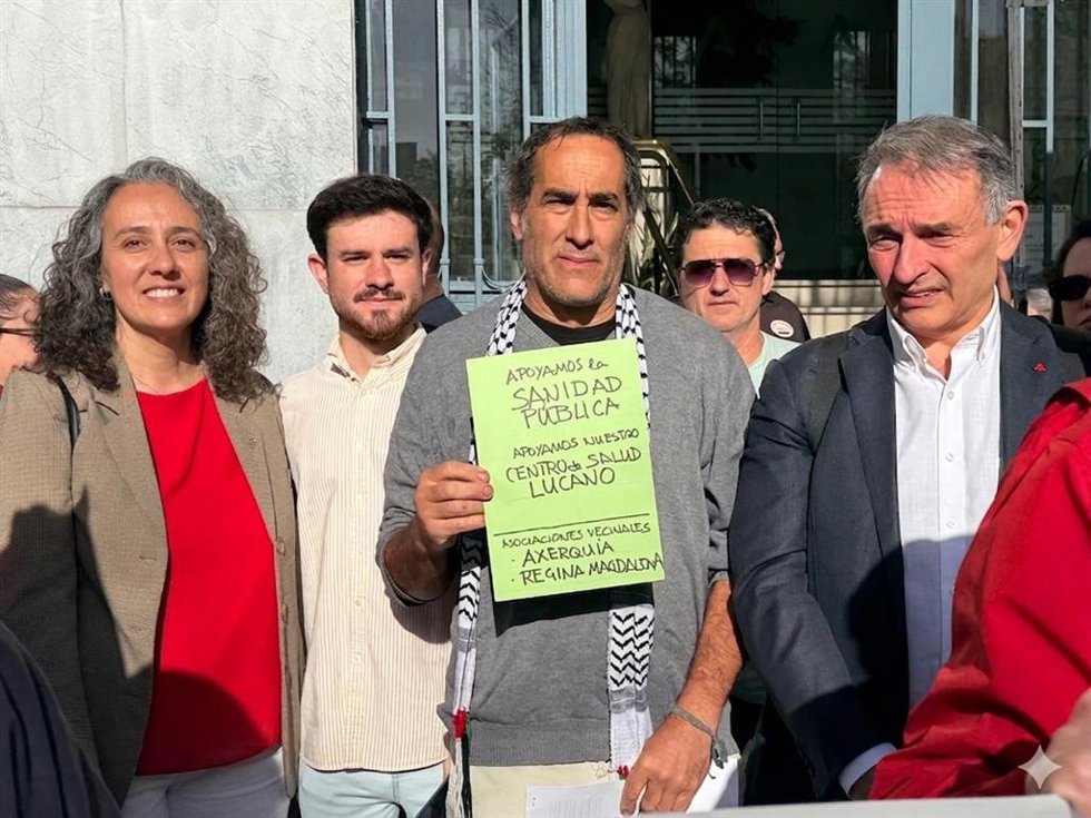 Rosa María Rodríguez (izda.), junto a otros responsables de su formación, en una reciente movilización por la sanidad pública ante la Delegación de Sanidad de la Junta en Córdoba