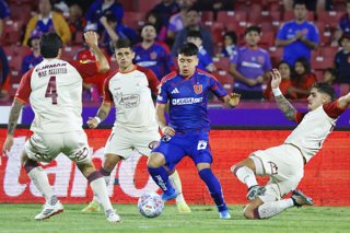 Futbol, Universidad de Chile vs Deportes La Serena Fecha 8, Liga de Primera 2026. El jugador de Universidad de Chile Ignacio Vasquez, centro, disputa el balon con el defensa de Deportes La Serena durante el partido de la Liga de primera realizado en el